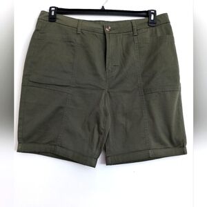 Women Green Shorts / Size 18